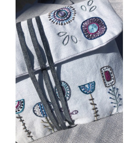 Trousse  / Pochette fleurs bleues borduurpakket / Embroidery Kit Un Chat dans l’Aiguille