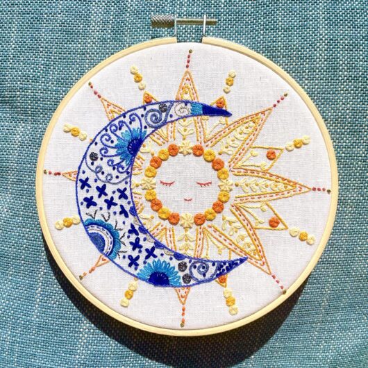 Le soleil a rendez-vous avec la lune borduurpakket | embroidery kit van Un Chat dans l’Aiguille kopen bij wolwinkel de Afstap Amsterdam en in onze webshop!